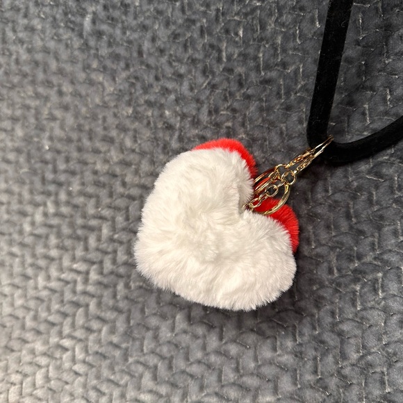 Fluffy heart bag charm - Picture 3 of 3